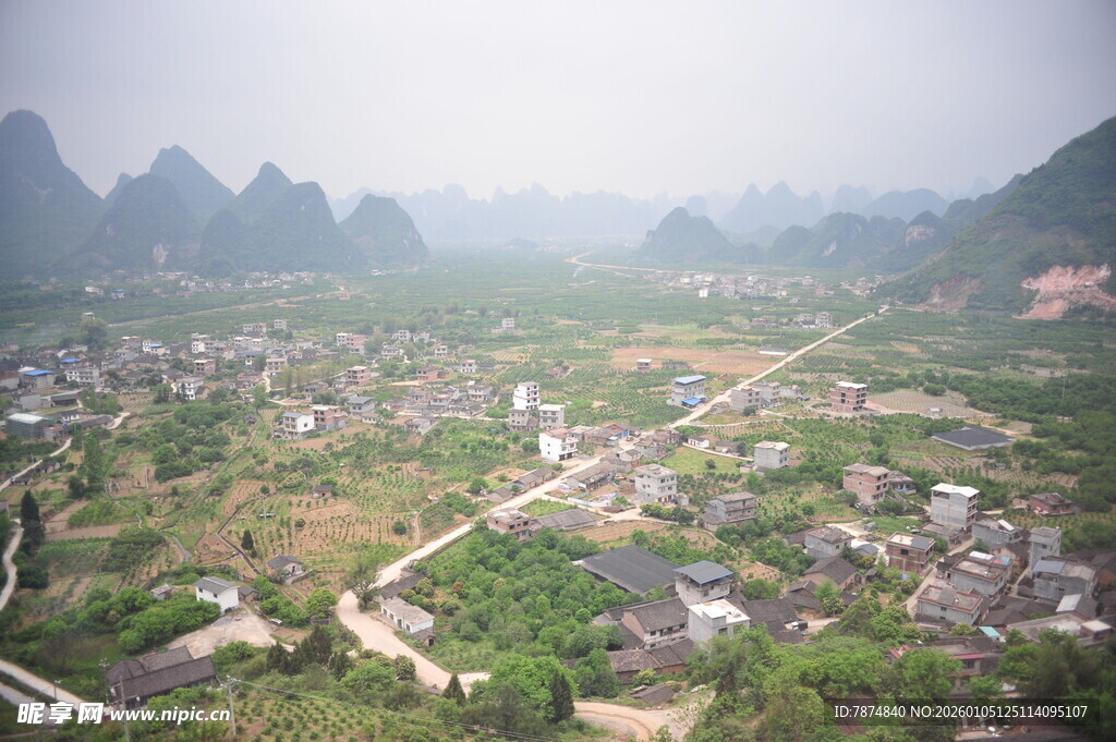 山间村落美景俯瞰