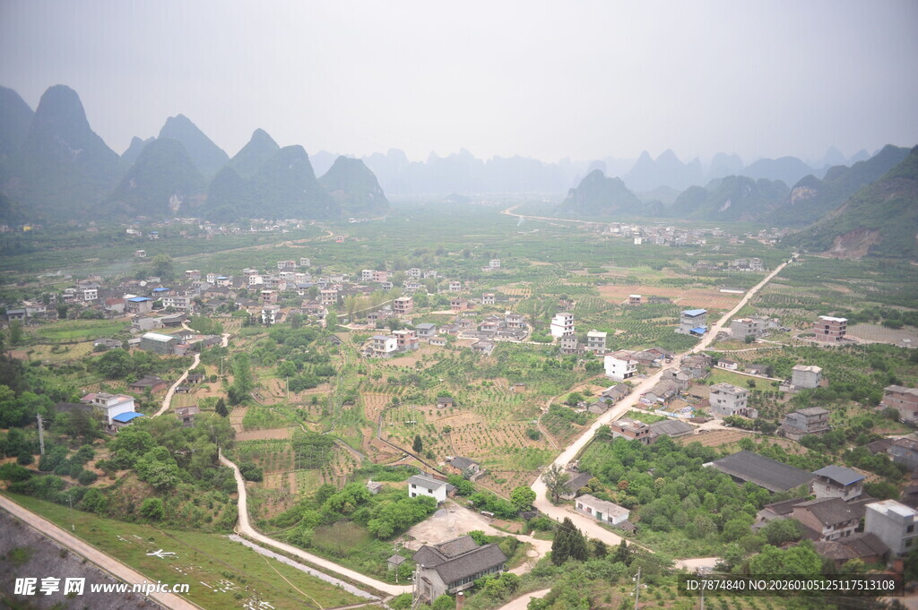 俯瞰山间村落美景