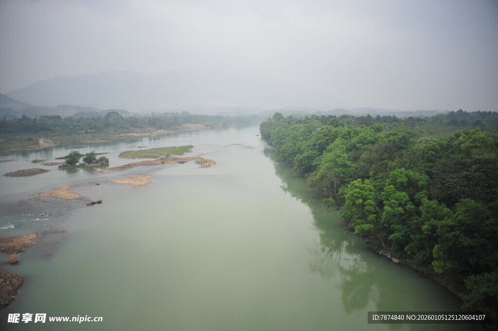 蜿蜒河流旁的葱郁景致
