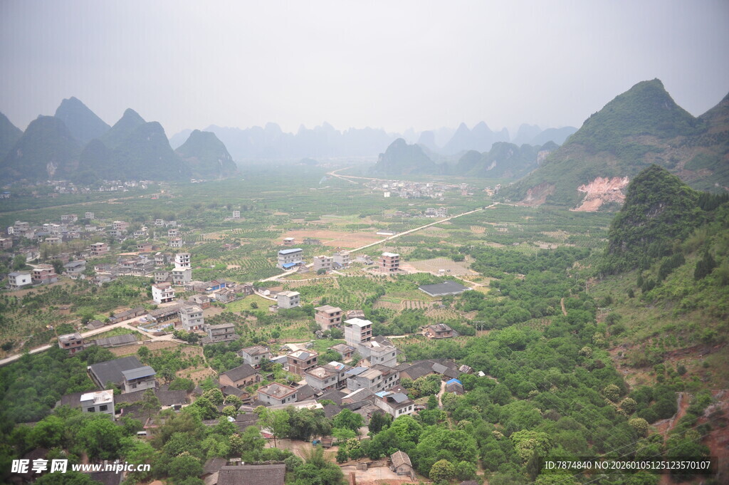 山间村落绿意环绕美景