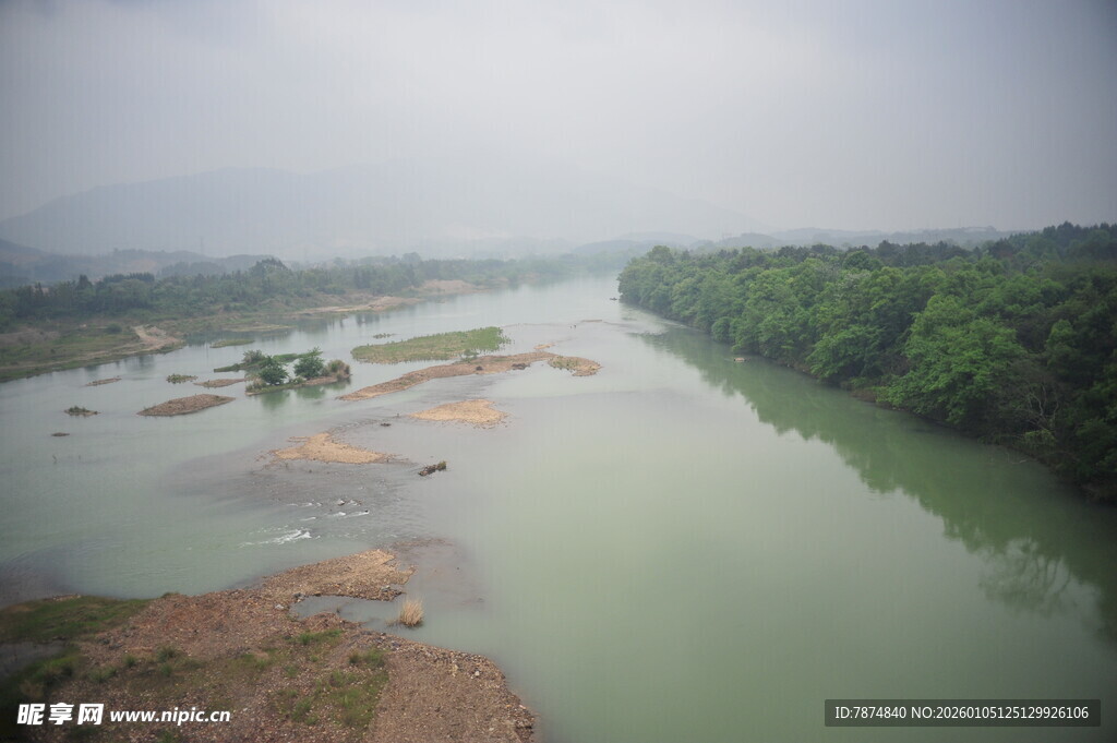 蜿蜒河流与两岸葱郁植被