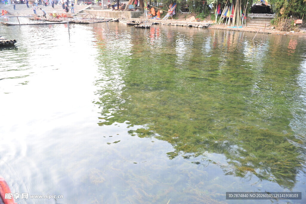 清澈河水映照岸边景致