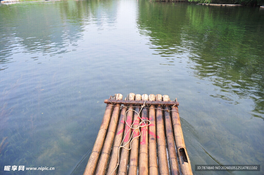 水上竹筏静泊