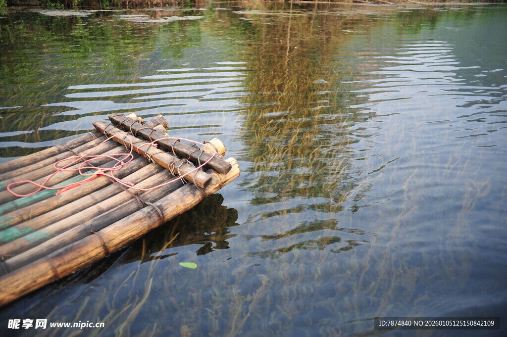 水上竹筏静立