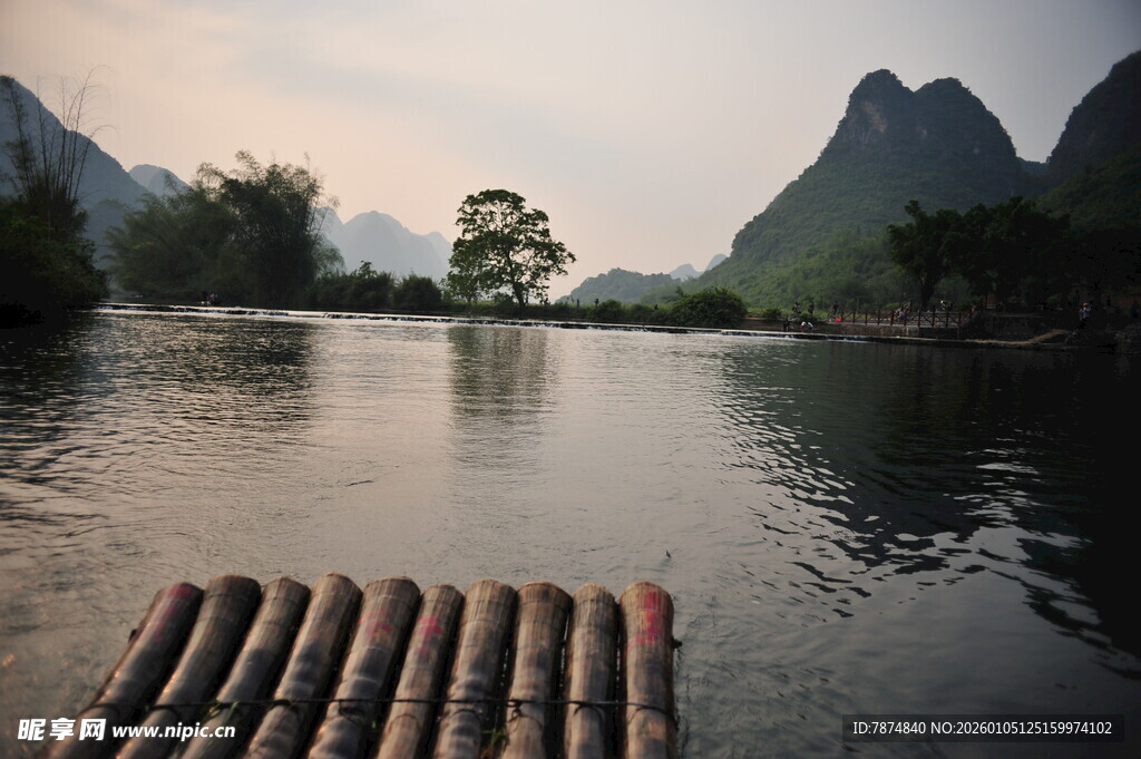漓江竹筏 山水间的诗意画面