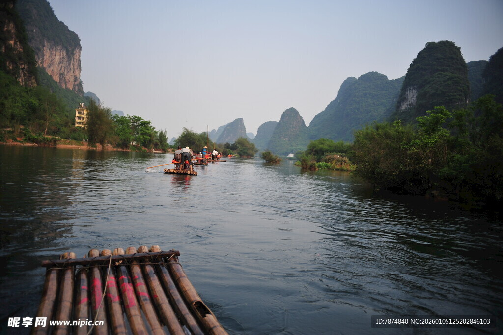 漓江竹筏游 山水入画境