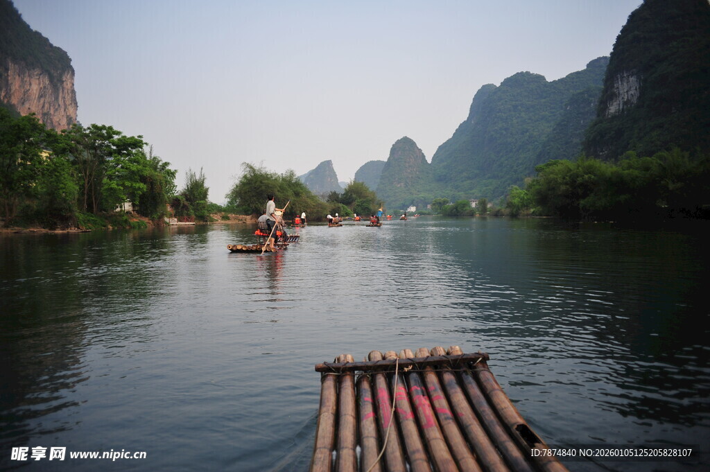 漓江竹筏泛舟山水间