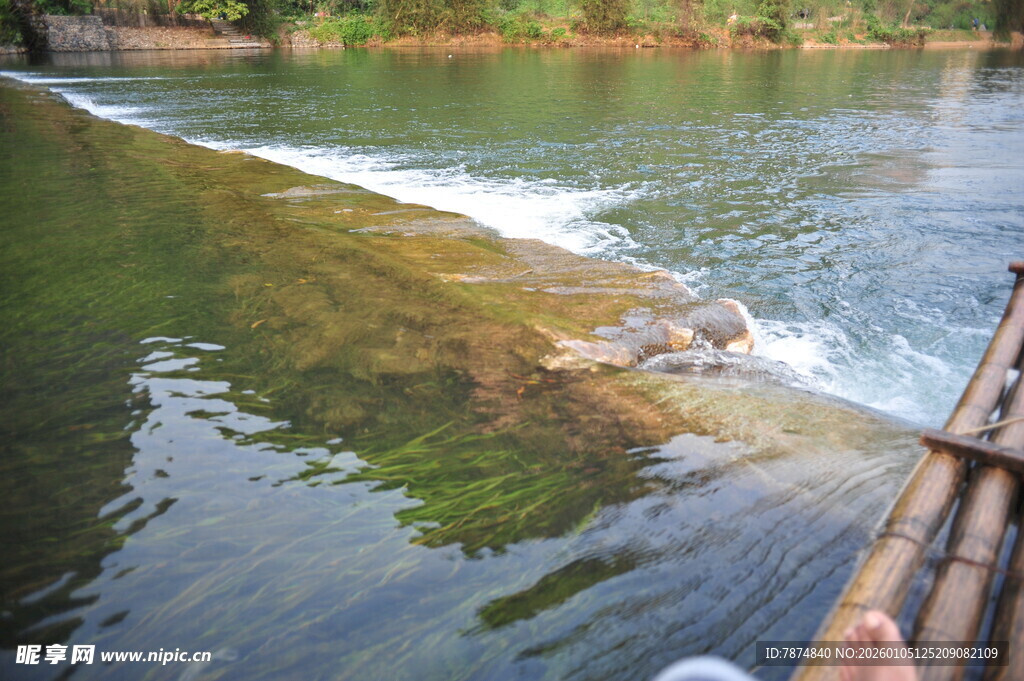 乘竹筏赏清澈河流风光