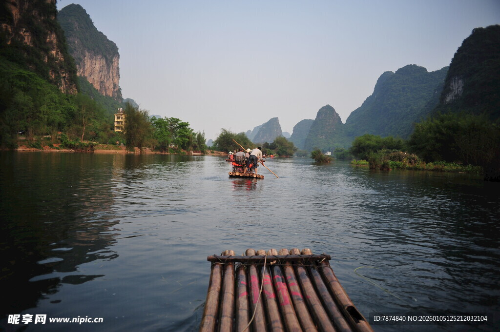 漓江竹筏游 山水入画境