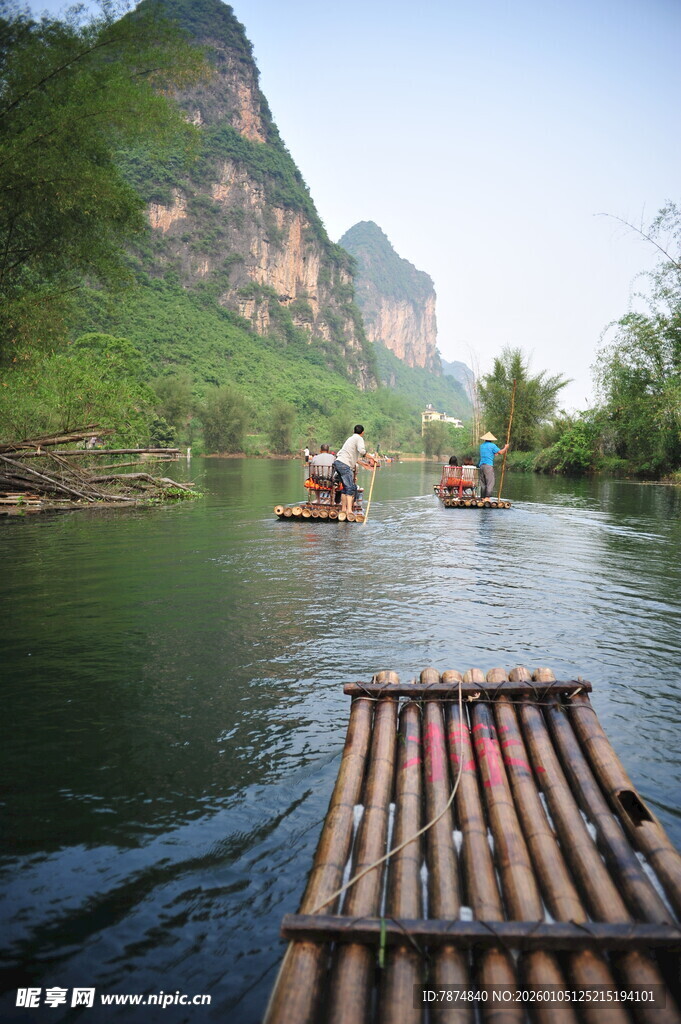漓江竹筏游 山水入画境