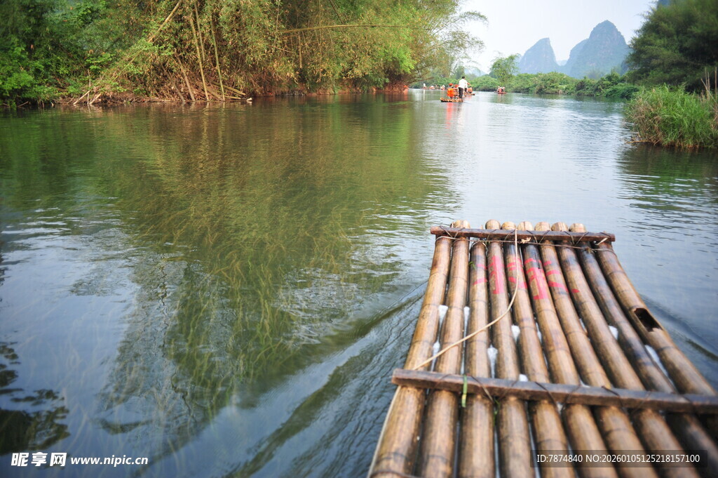 漓江竹筏泛舟美景