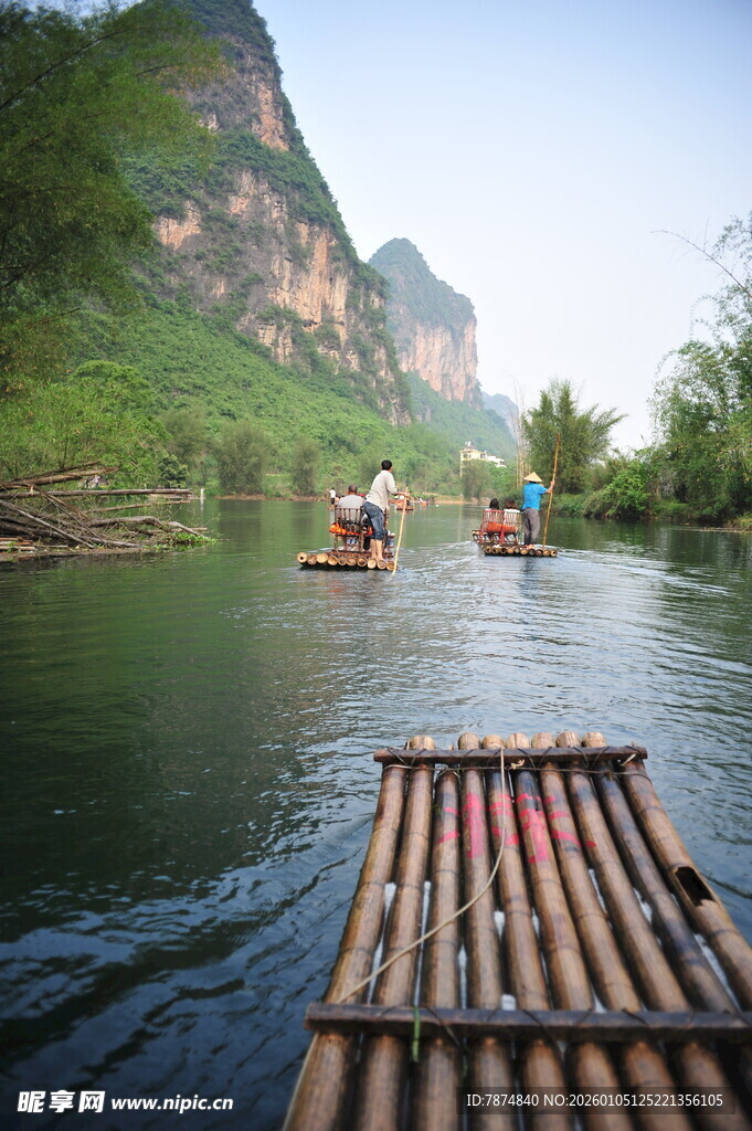漓江竹筏游 山水入画境