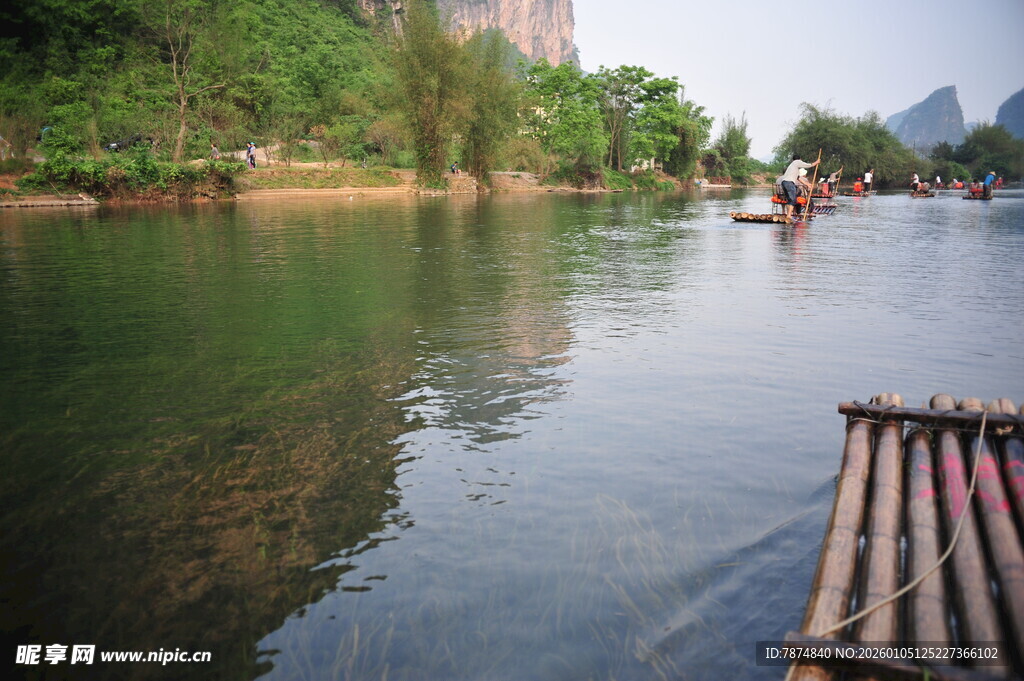 江上竹筏 静美山水风光