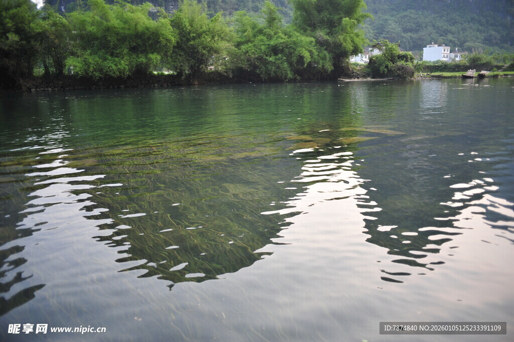 清澈湖水与岸边葱郁绿树
