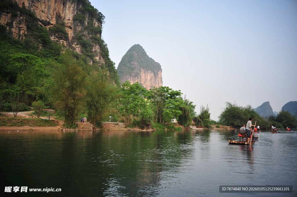 漓江山水间的悠然竹筏行
