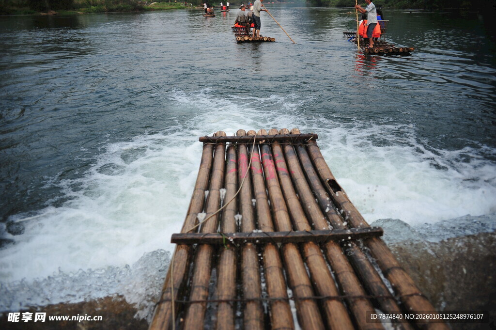 竹筏漂流于湍急河流中