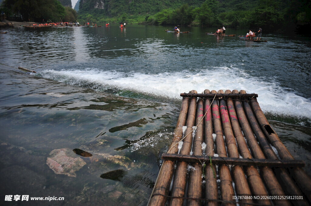 竹筏漂流于山水间