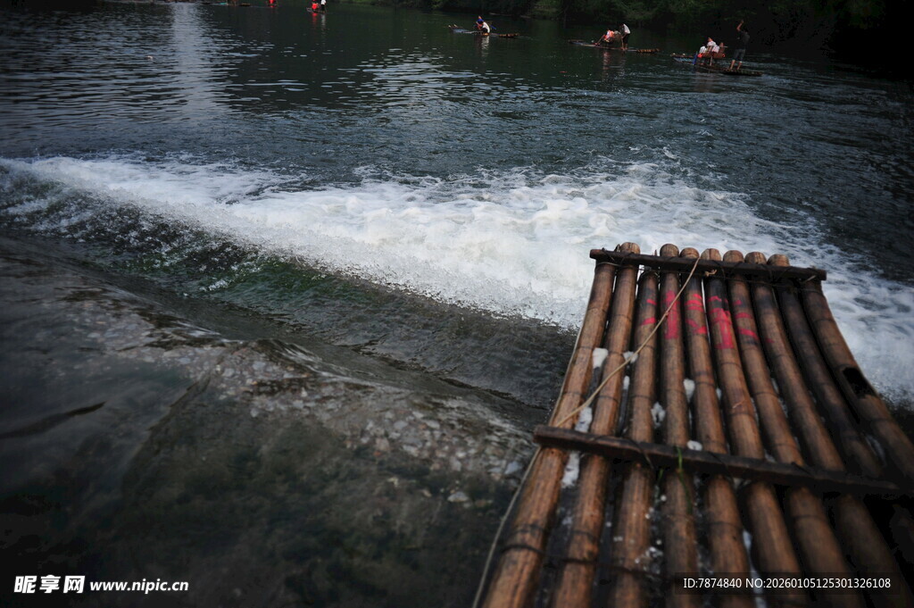 竹筏漂流于湍急溪流间