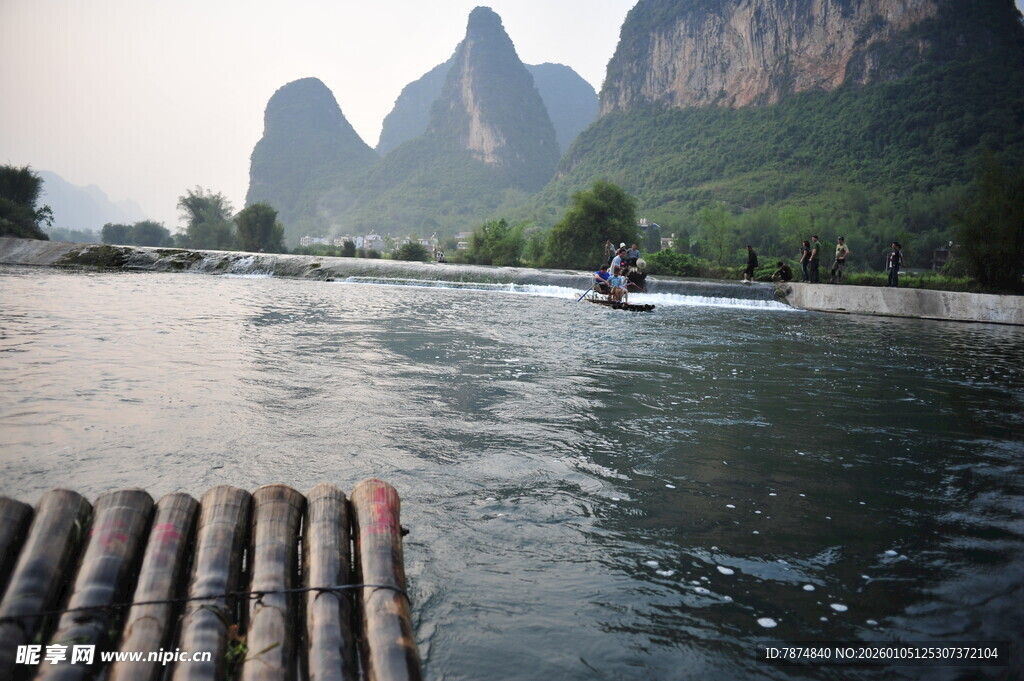 漓江竹筏游 山水入画境