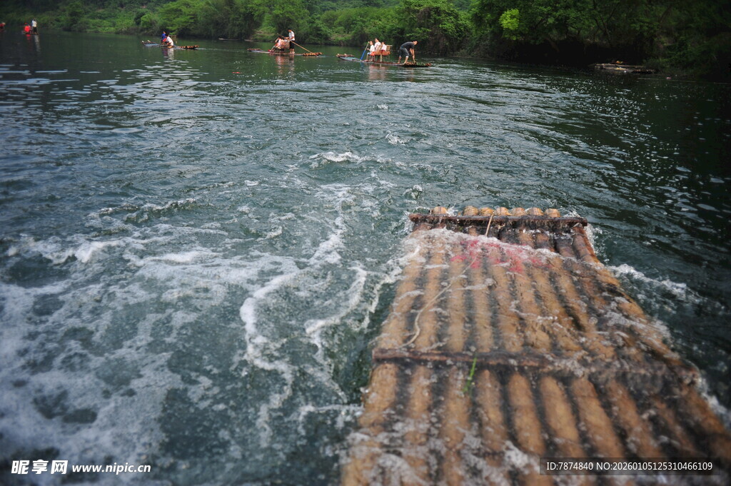 竹筏漂流于碧波之上