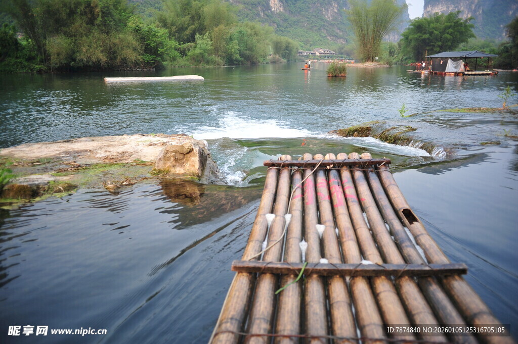 竹筏漂于山水间的惬意