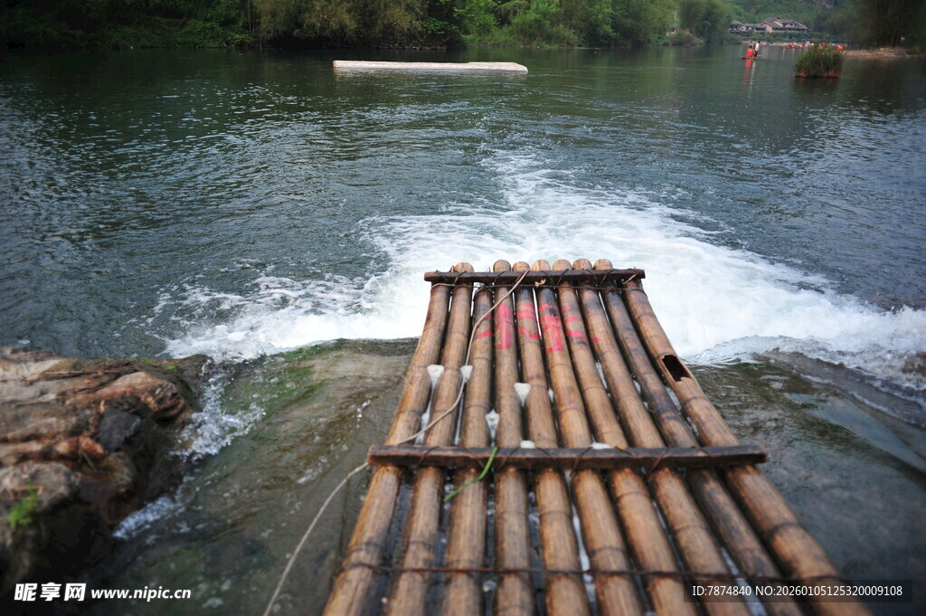 竹筏漂流于碧波之上