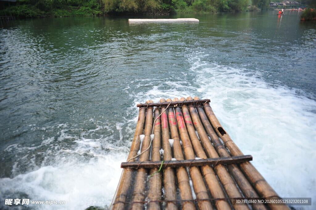 竹筏漂流于碧波之上