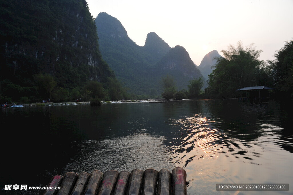 漓江山水间的静谧竹筏
