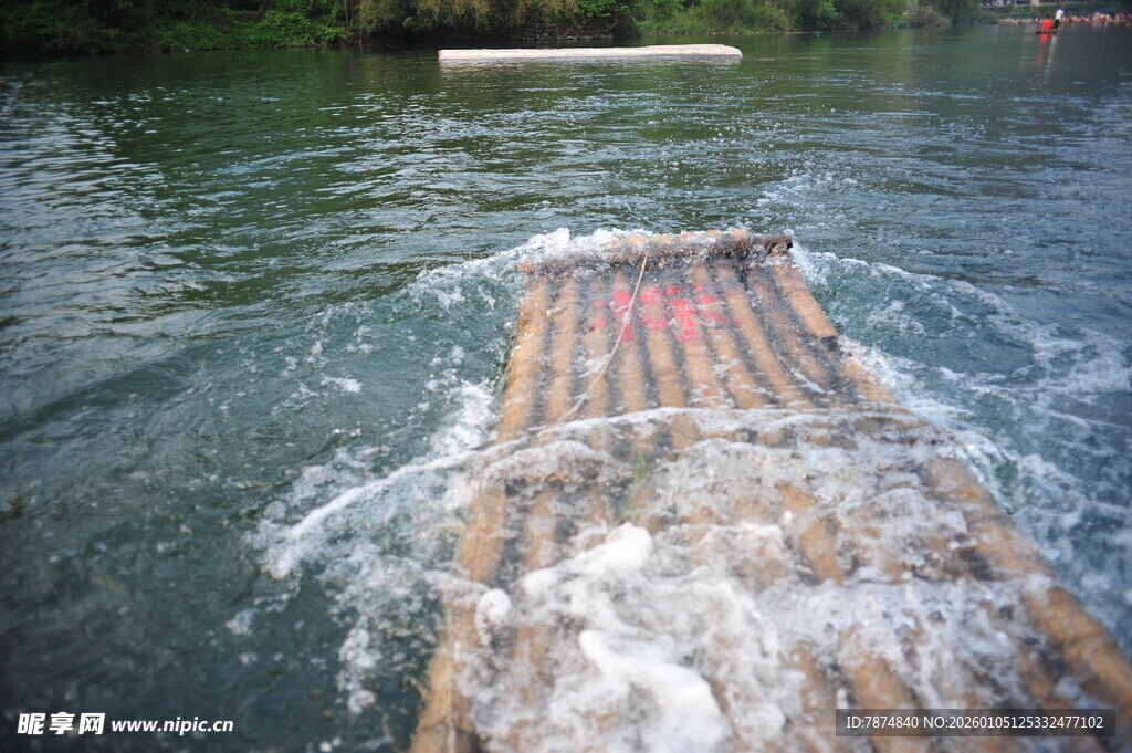 竹筏漂流于碧波之上