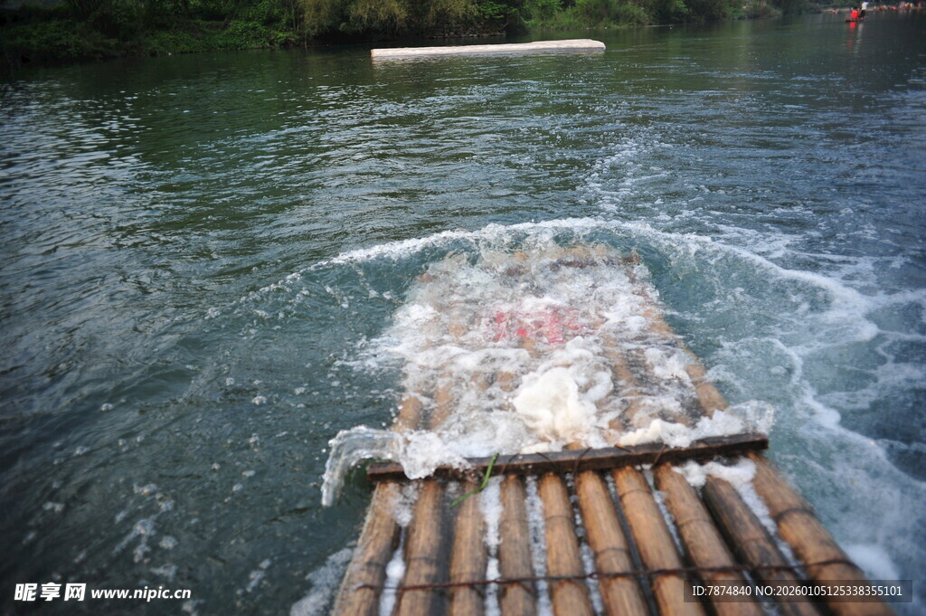 竹筏漂流于碧波之上