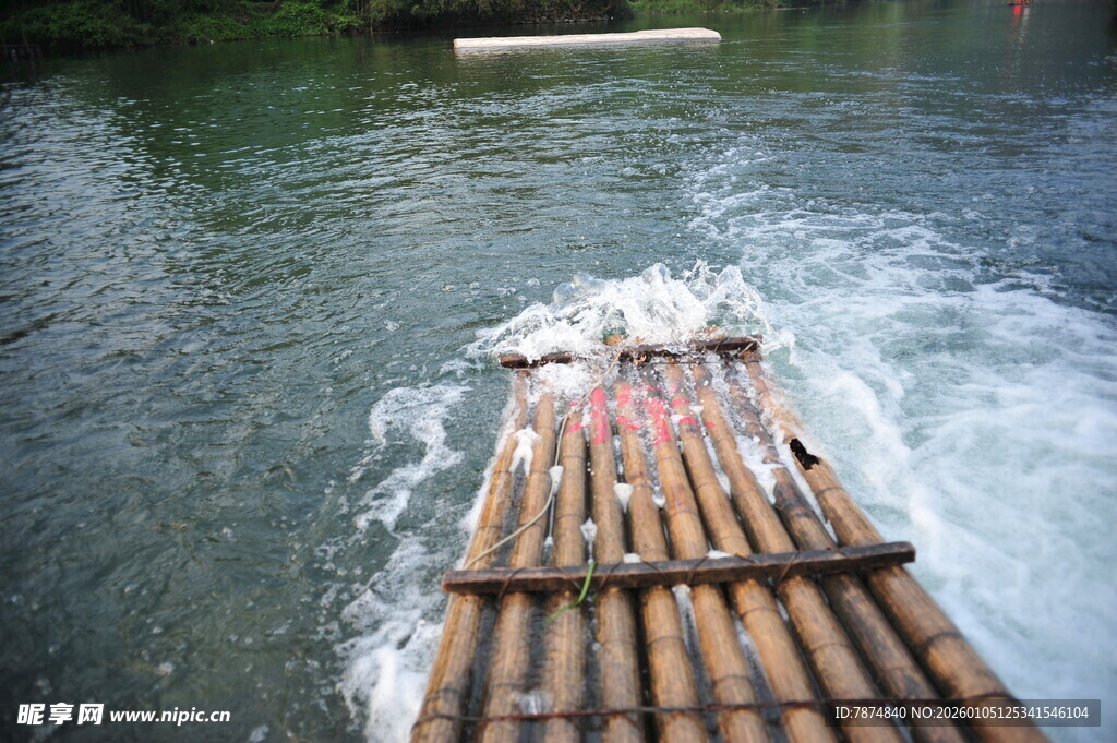 竹筏漂流于碧波之上