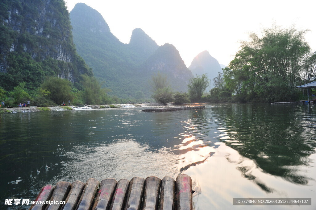 漓江竹筏山水美景