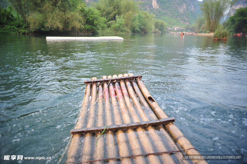 竹筏漂流于青山绿水间