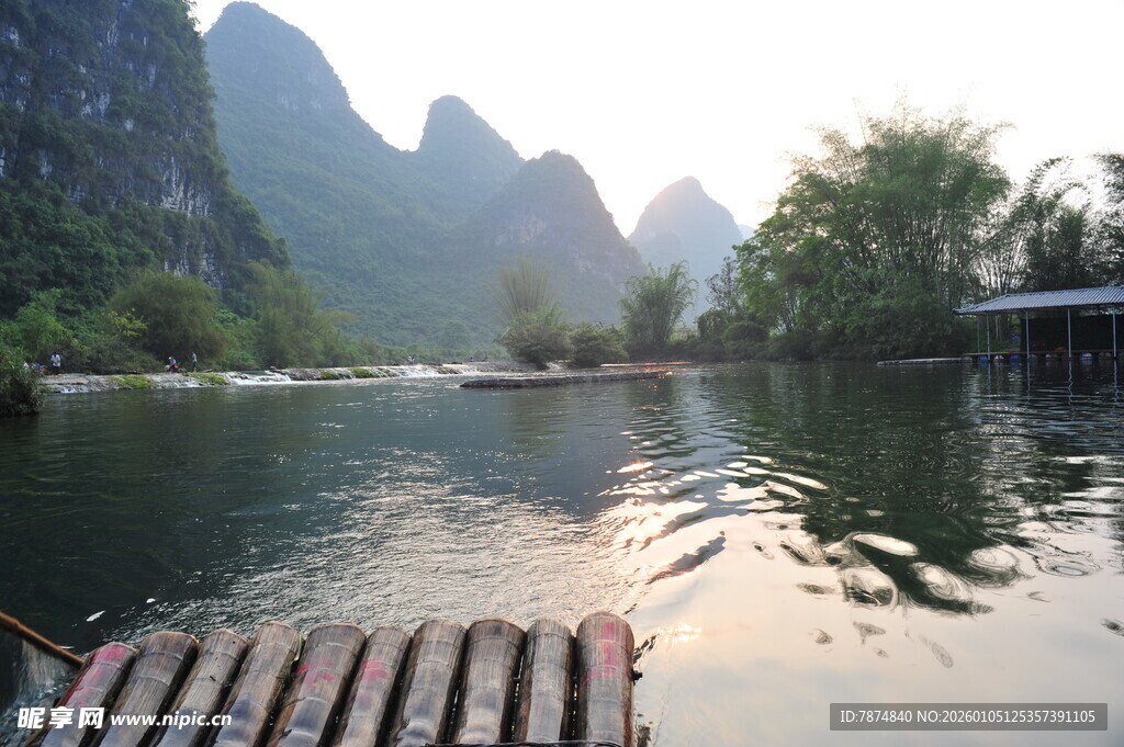 漓江竹筏山水美景