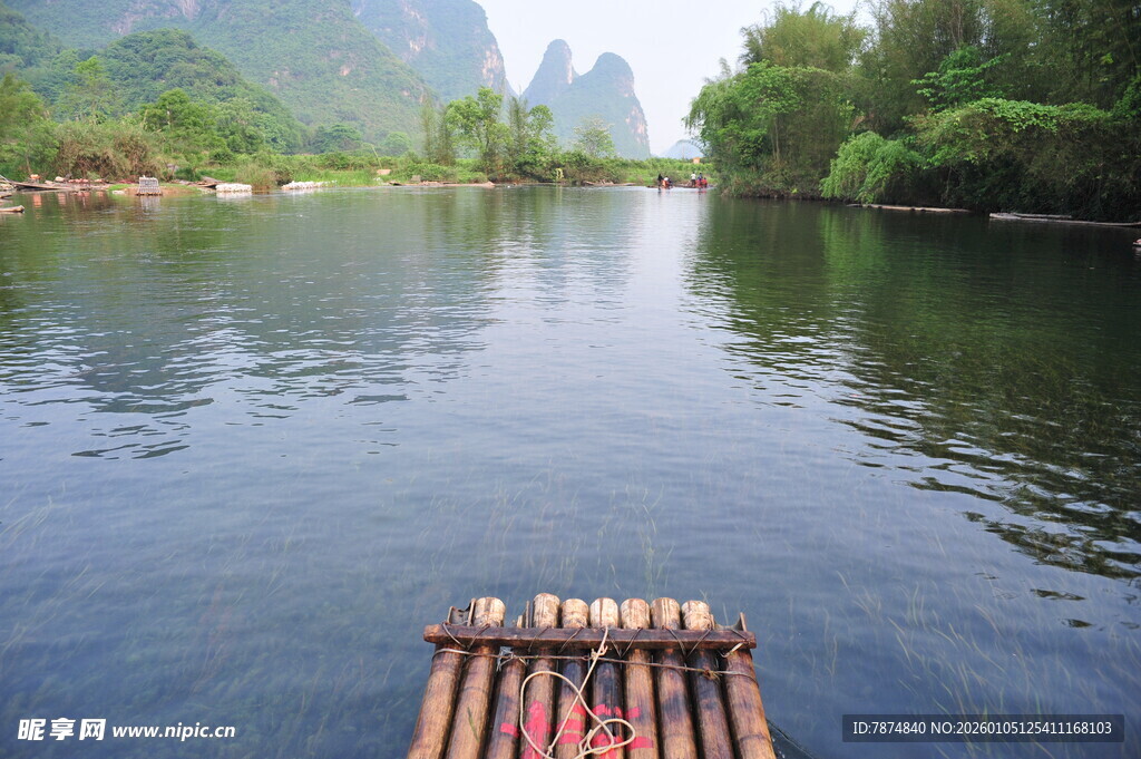 漓江竹筏游 山水入画境