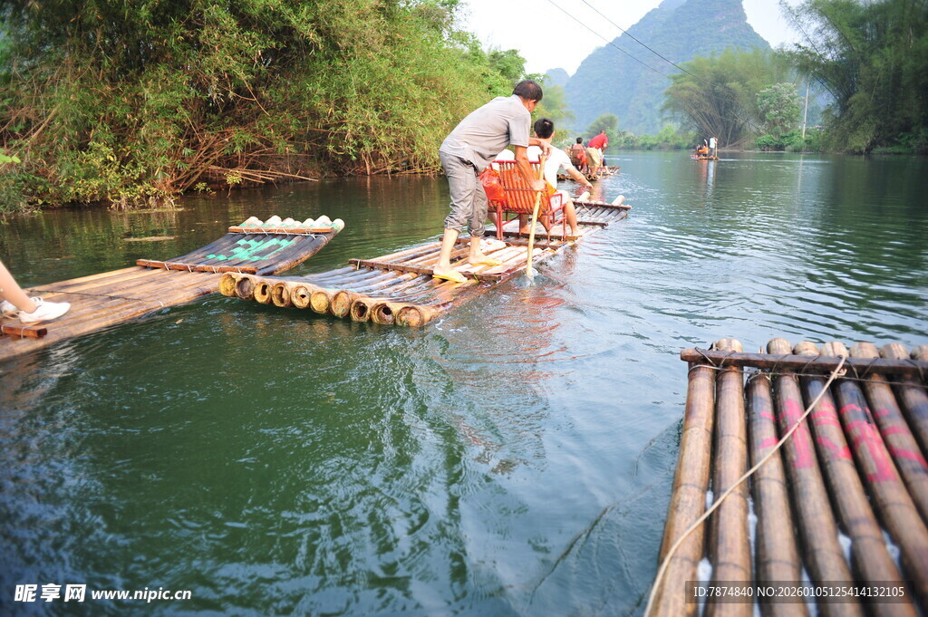 漓江竹筏上的悠然时光