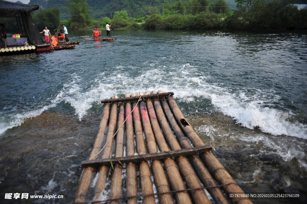 竹筏漂流于山水之间