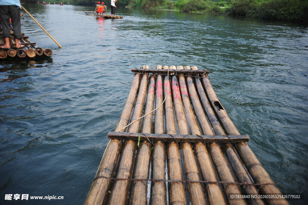 竹筏漂流于青山绿水间