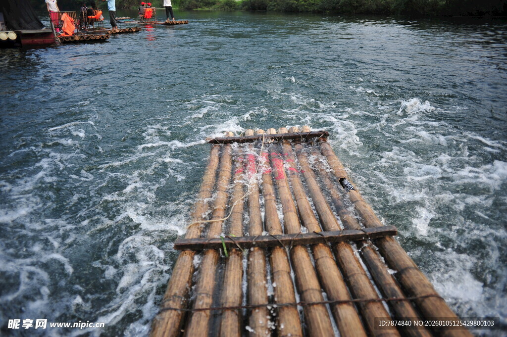 竹筏漂流于碧波之上