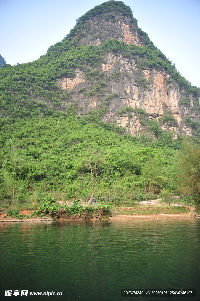 青山绿水间的秀丽风光