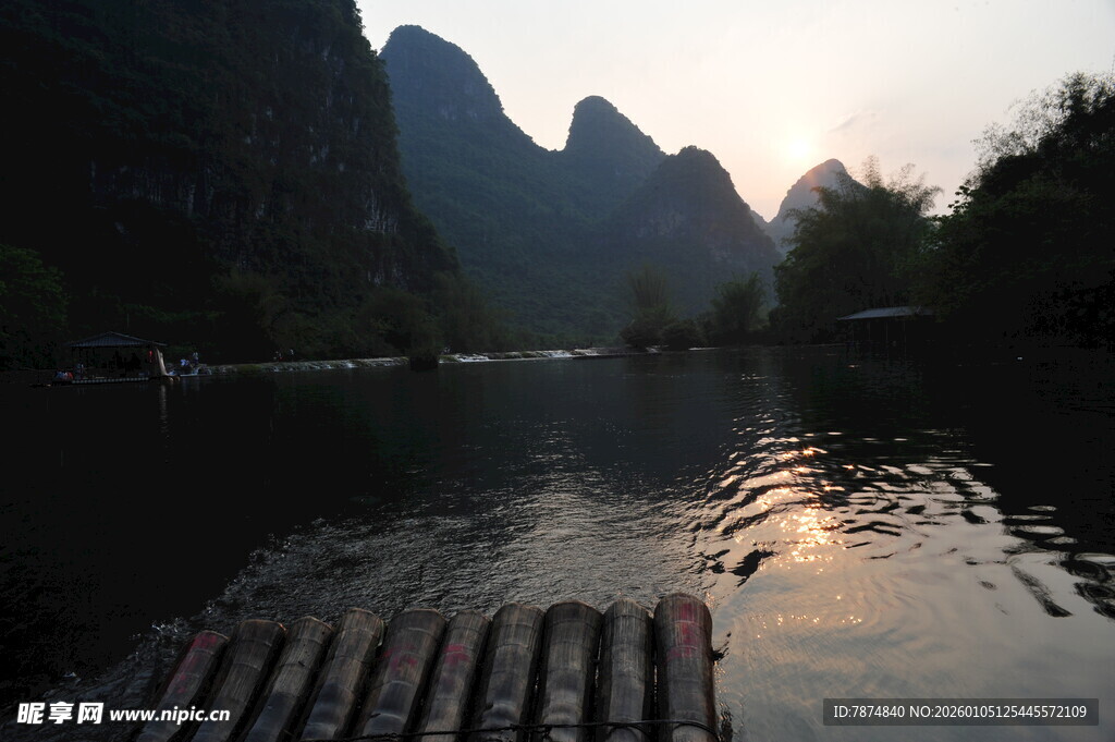 漓江暮色中的竹筏美景