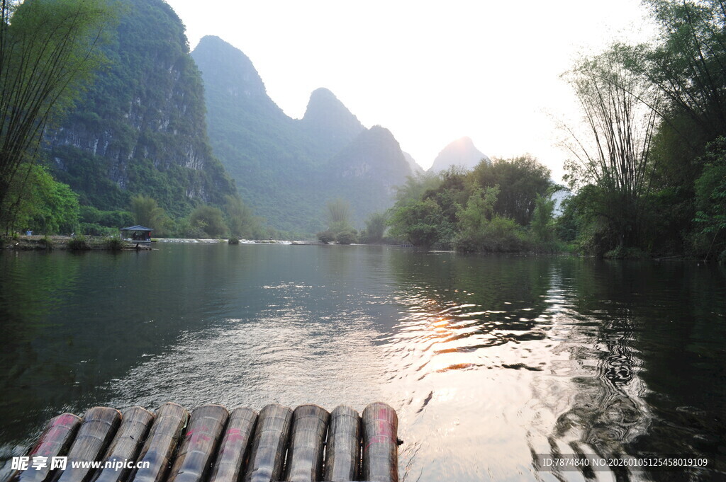 漓江山水竹筏静谧美景
