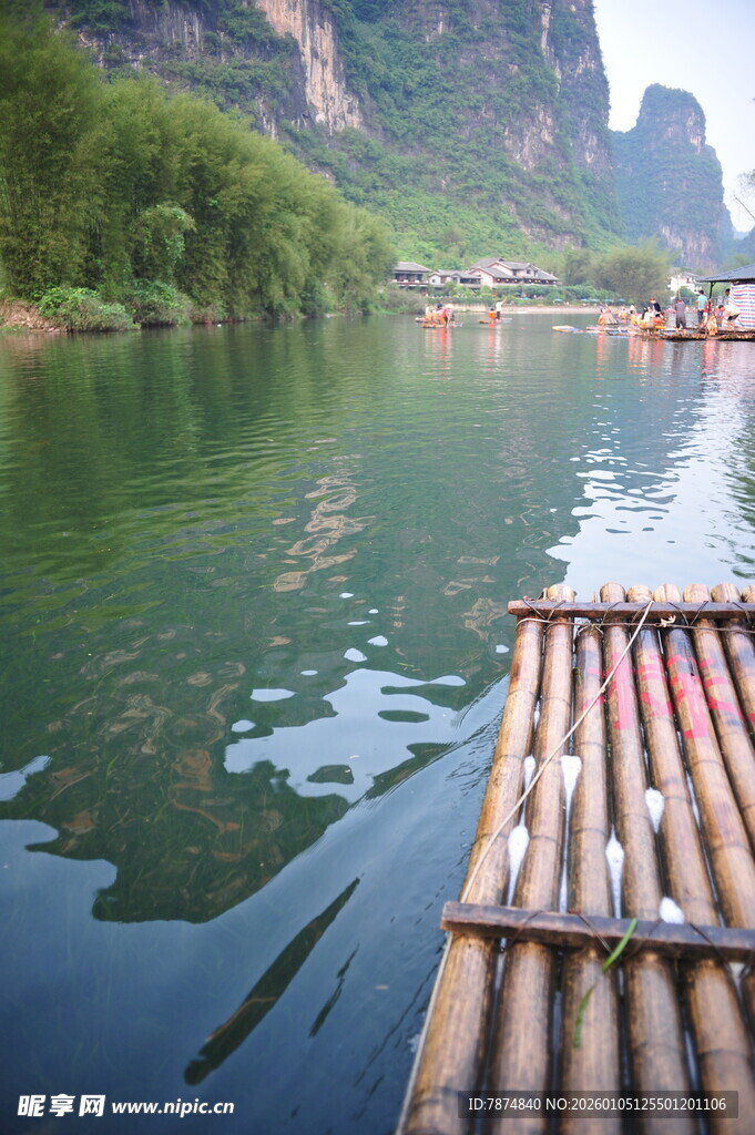 漓江竹筏游 山水入画境
