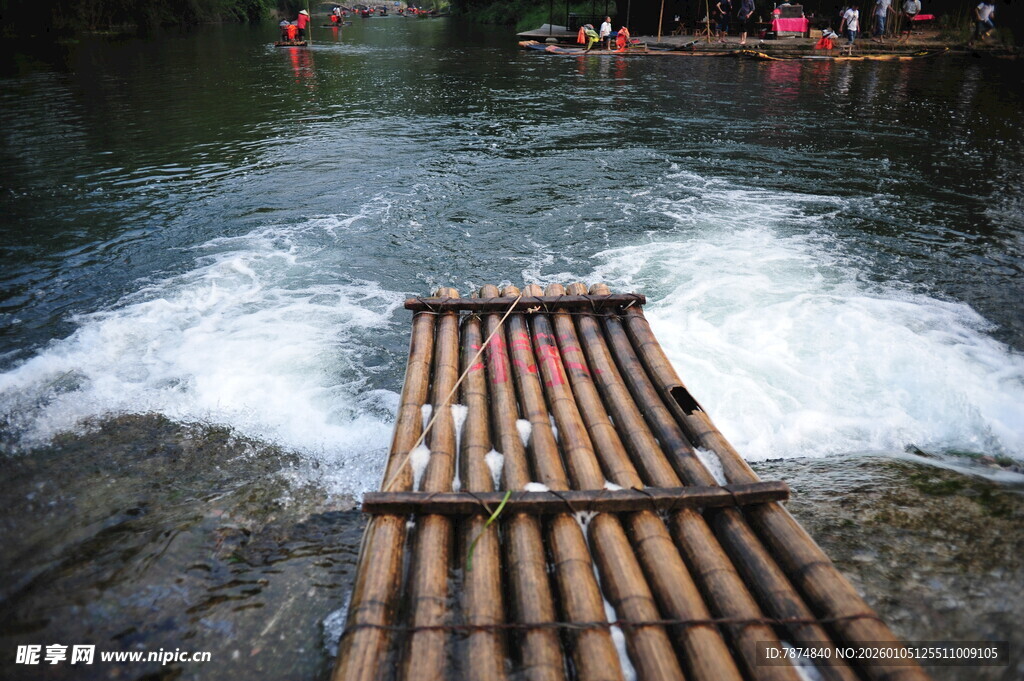 竹筏漂流于湍急水流中