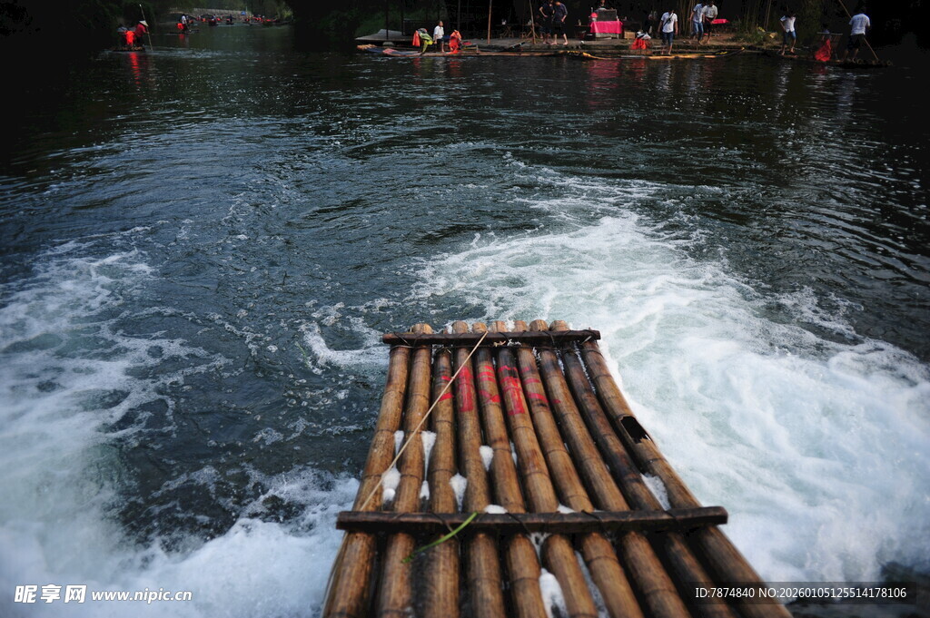 竹筏在水中破浪前行