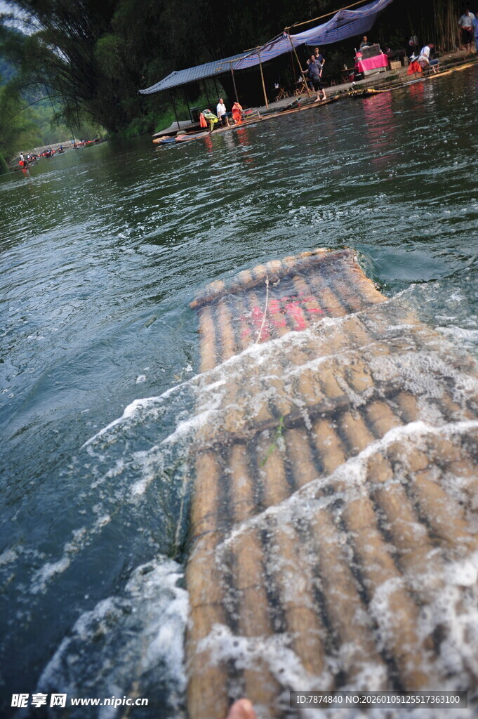 竹筏漂流于碧波之上