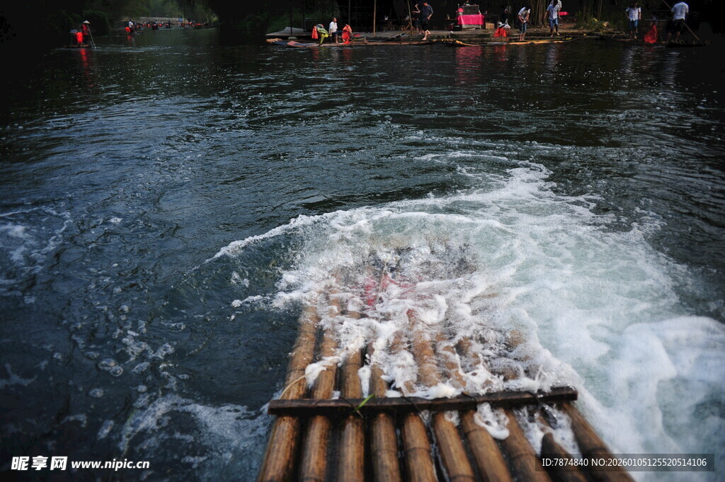 竹筏漂流于碧波之上