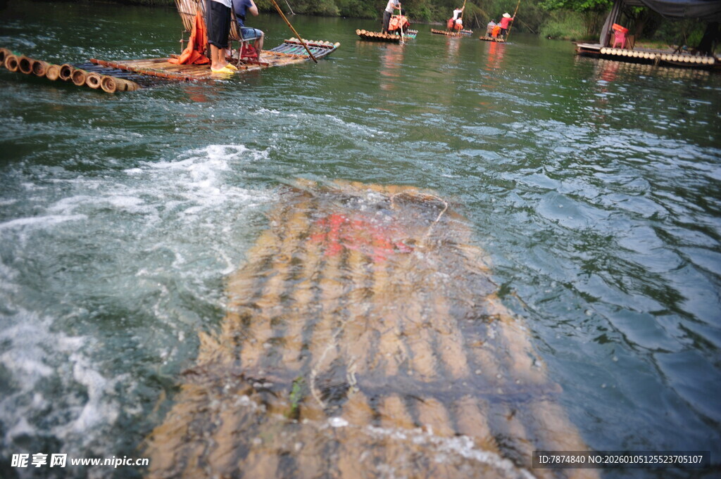 竹筏漂流 众人畅享水上乐趣