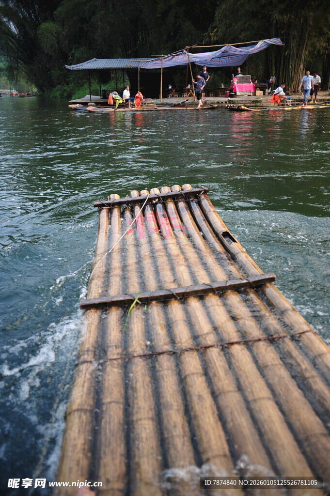 竹筏漂流于青山绿水间