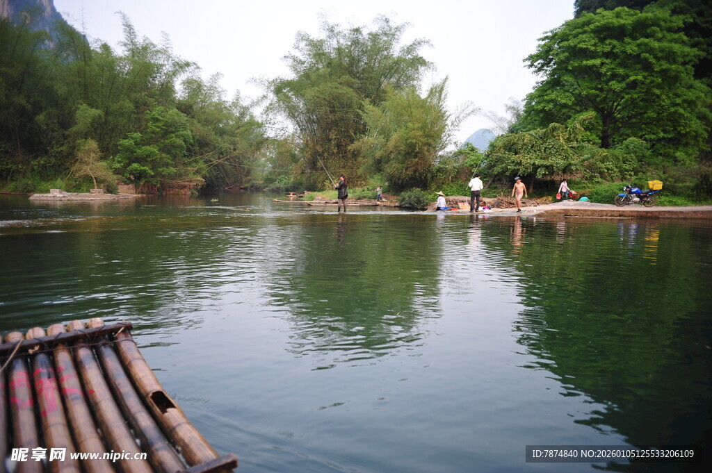 宁静河上的竹筏风光